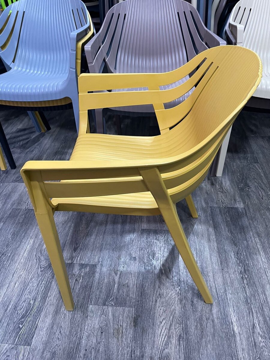 Chaise design en plastique jaune