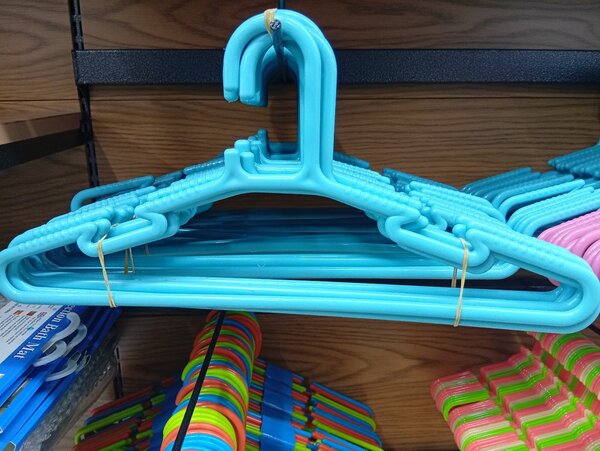 Cintres colorés en plastique