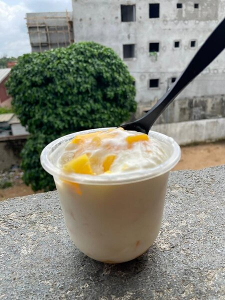 Yaourt nature avec des fruits