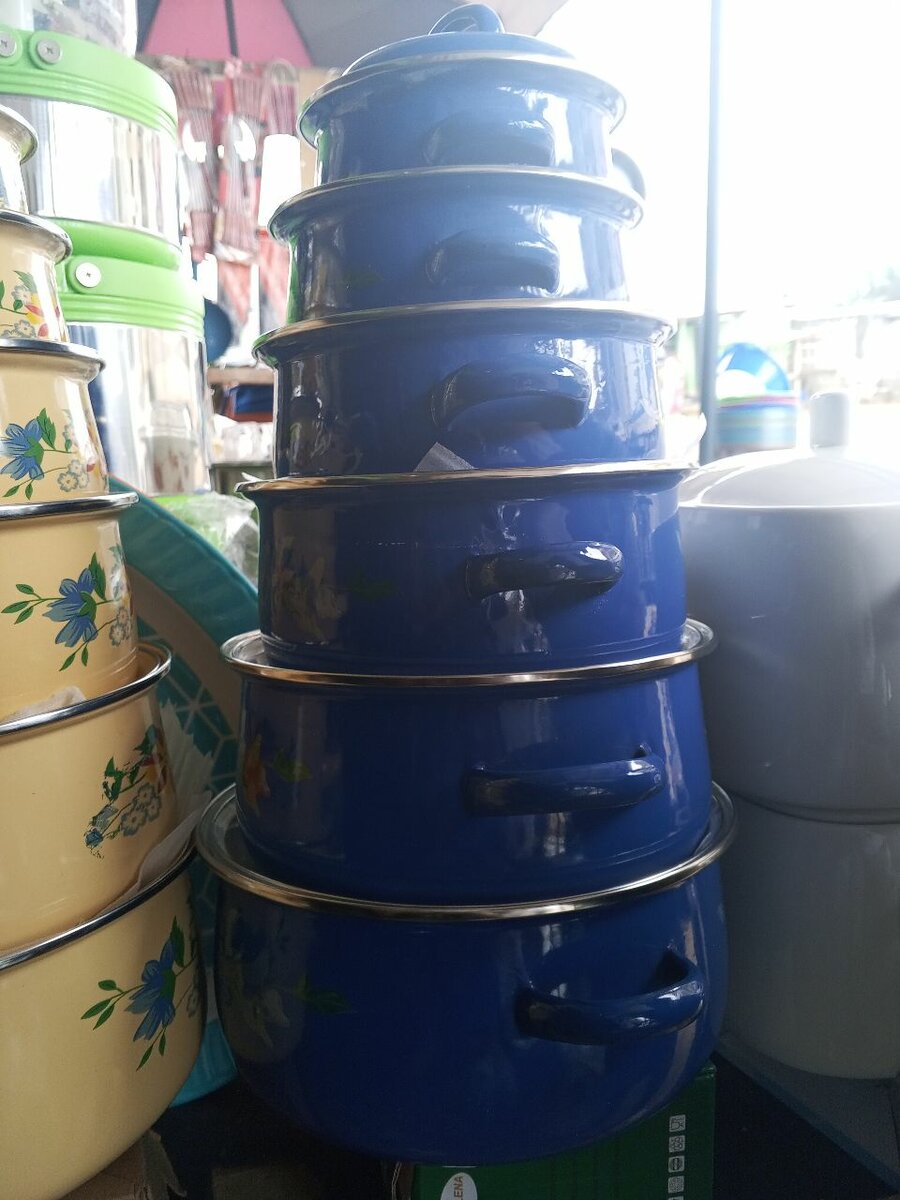 Marmites empilables en émail bleu