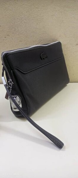 Trousse à main élégante Lacoste