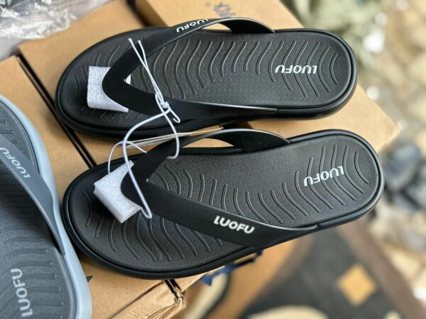 Tongs confortables noirs Luofu