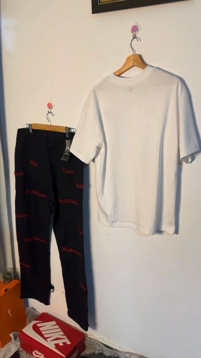 T-shirt blanc avec logo rouge