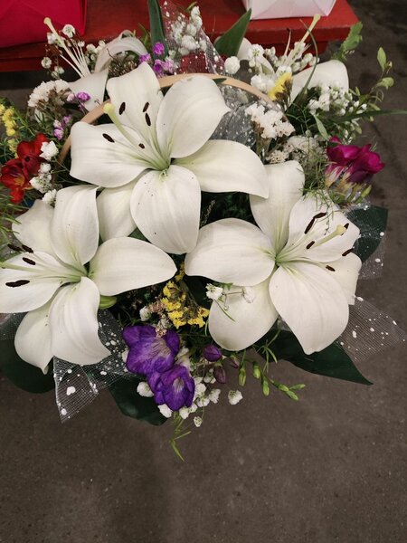 Корзина с лилией и фрезия