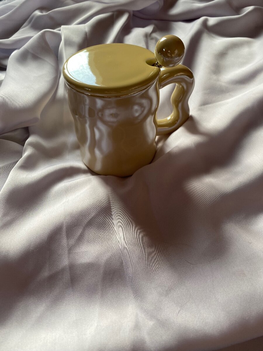 Красивая кружка с крышкой и ложкой