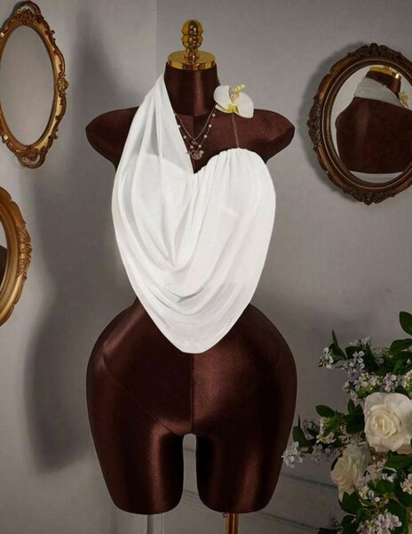 Haut drapé blanc élégant