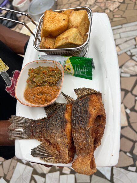 Poisson frit avec accompagnements