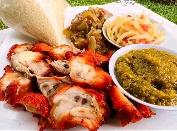 Poulet rôti épicé avec accompagnements