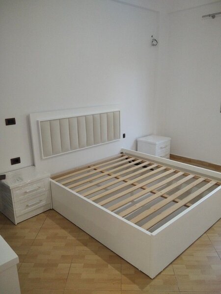 Lit double moderne en bois blanc
