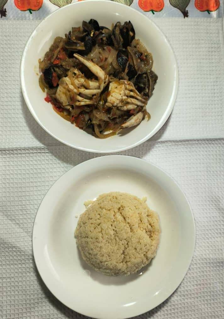 Crabes et escargots sautés