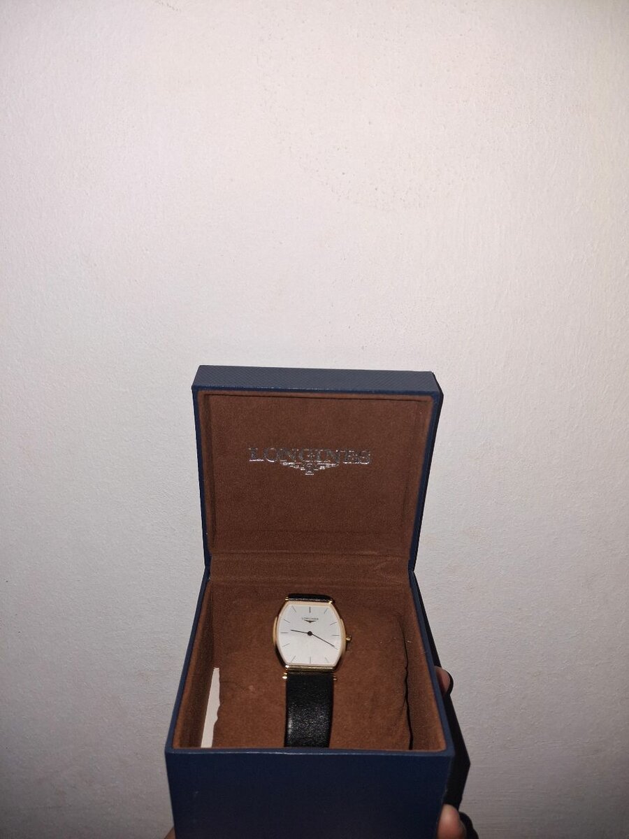 Montre élégante en cuir noir