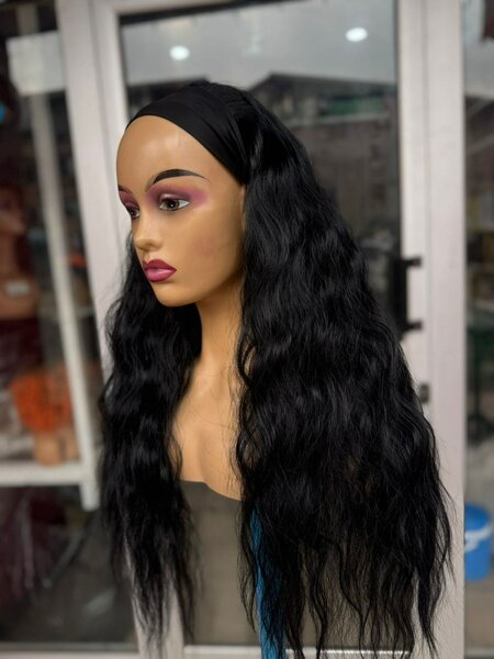 Perruque noire ondulée avec bandeau