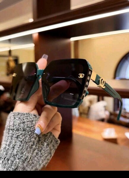 Lunettes de soleil carrées élégantes