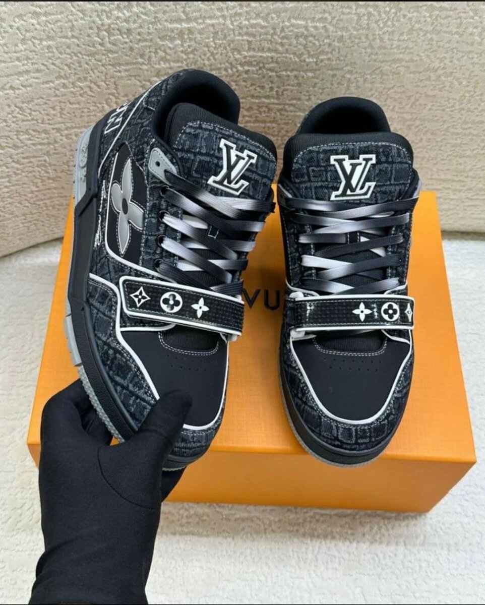 LOUIS VUITTON BLACK