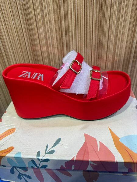 Sandales compensées rouges Zara