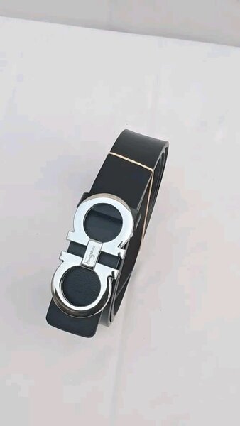 Ceinture en cuir noir avec boucle métallique