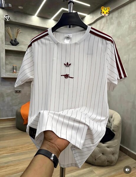 T-shirt rayé blanc et rouge