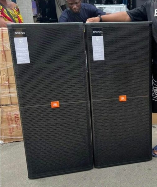 Enceintes JBL SRX725 Puissance