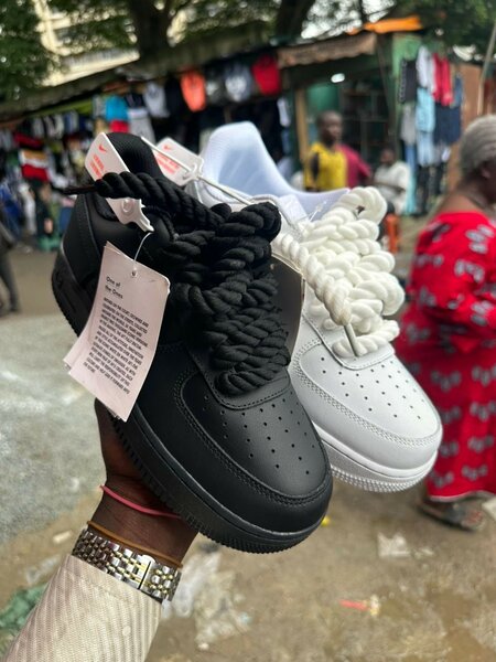 Sneakers mode en cuir noir et blanc