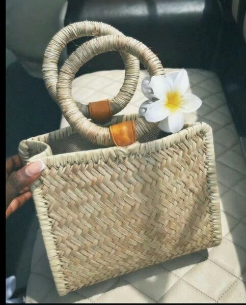 Sac en osier avec fleur blanche