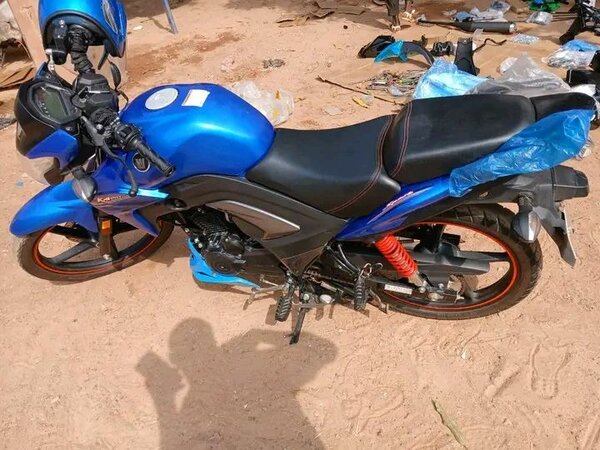 Moto sportive bleue performante