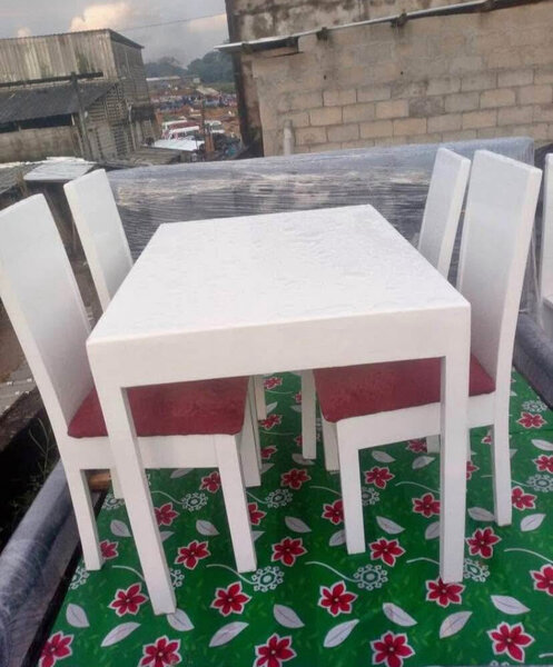 Table à manger blanche avec 4 chaises