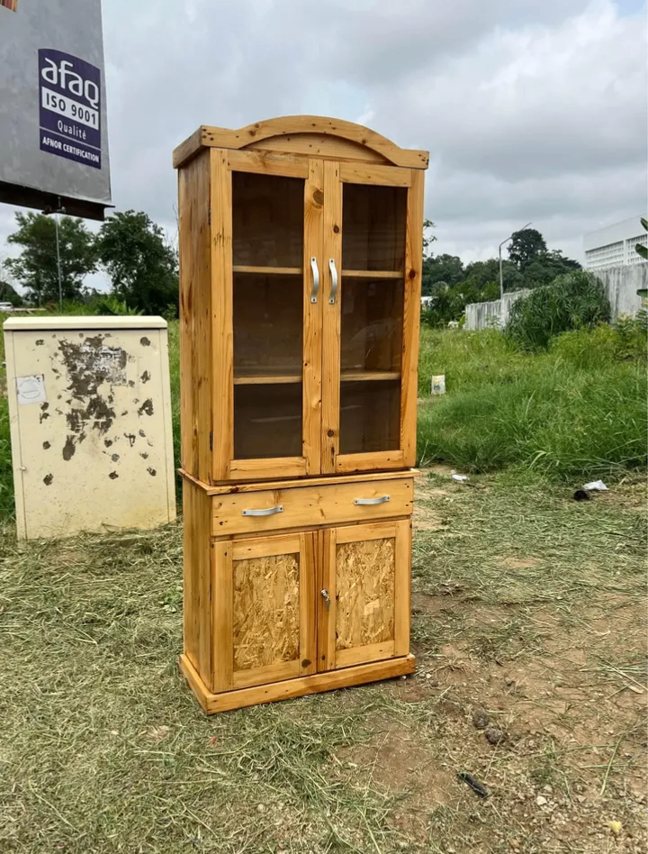 Buffet en bois avec portes vitrées