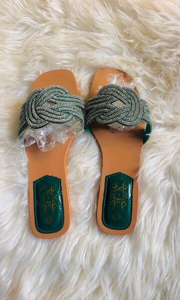 Sandales plates vertes en cuir avec strass