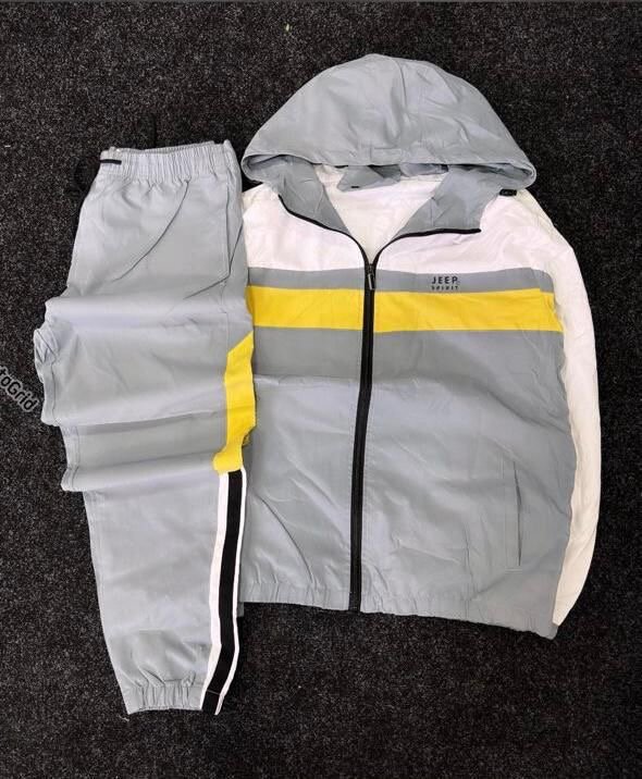 Ensemble survêtement gris avec détails réfléchissants