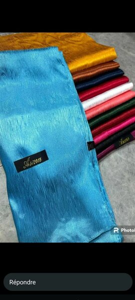 Écharpes en soie aux couleurs vives