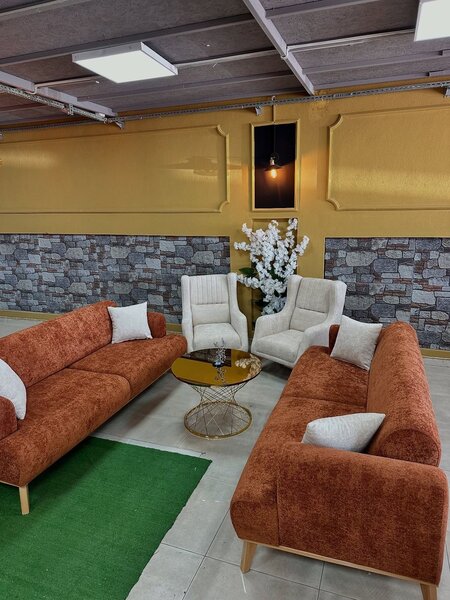 Canapé en tissu marron pour salon