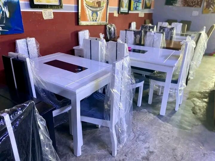 Table à manger blanche avec 6 chaises