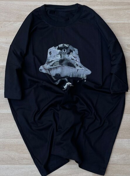 T-shirt noire à motif chapeau