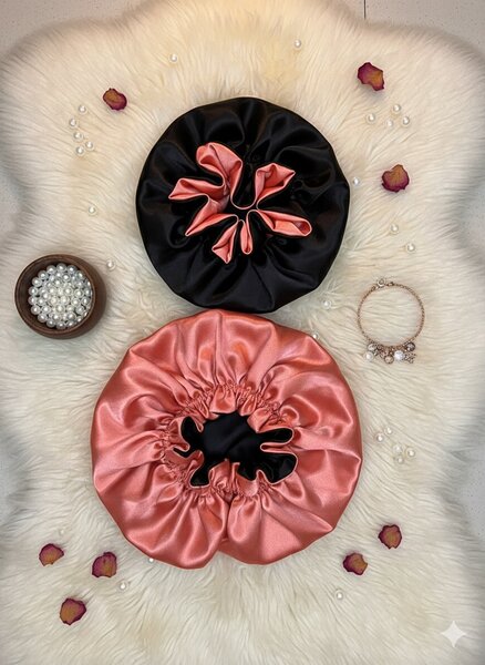 2 Bonnets  en satin réversible