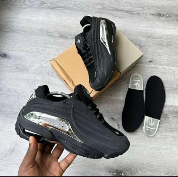 Baskets noires avec détails argentés