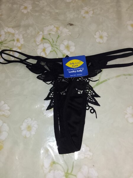 String sexy en dentelle noire