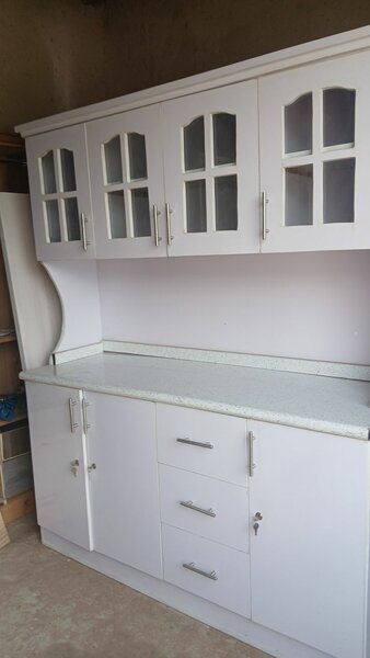 Étagère de cuisine blanche moderne