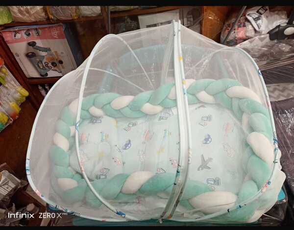 Lit de bébé avec matelas, oreiller plus contour