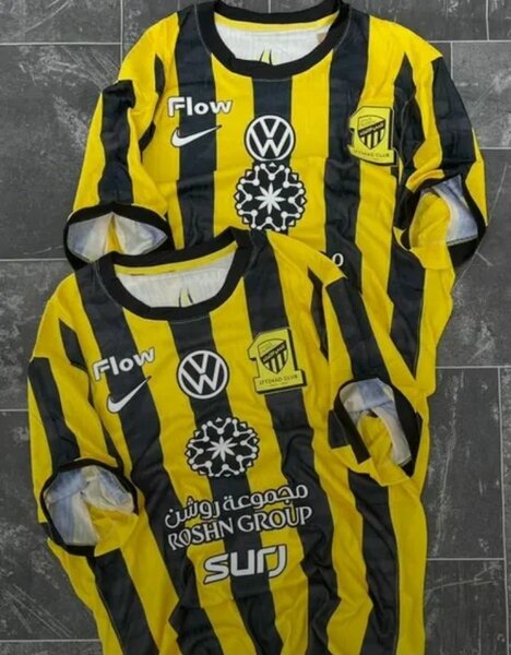 Maillot de foot rayé jaune et noir