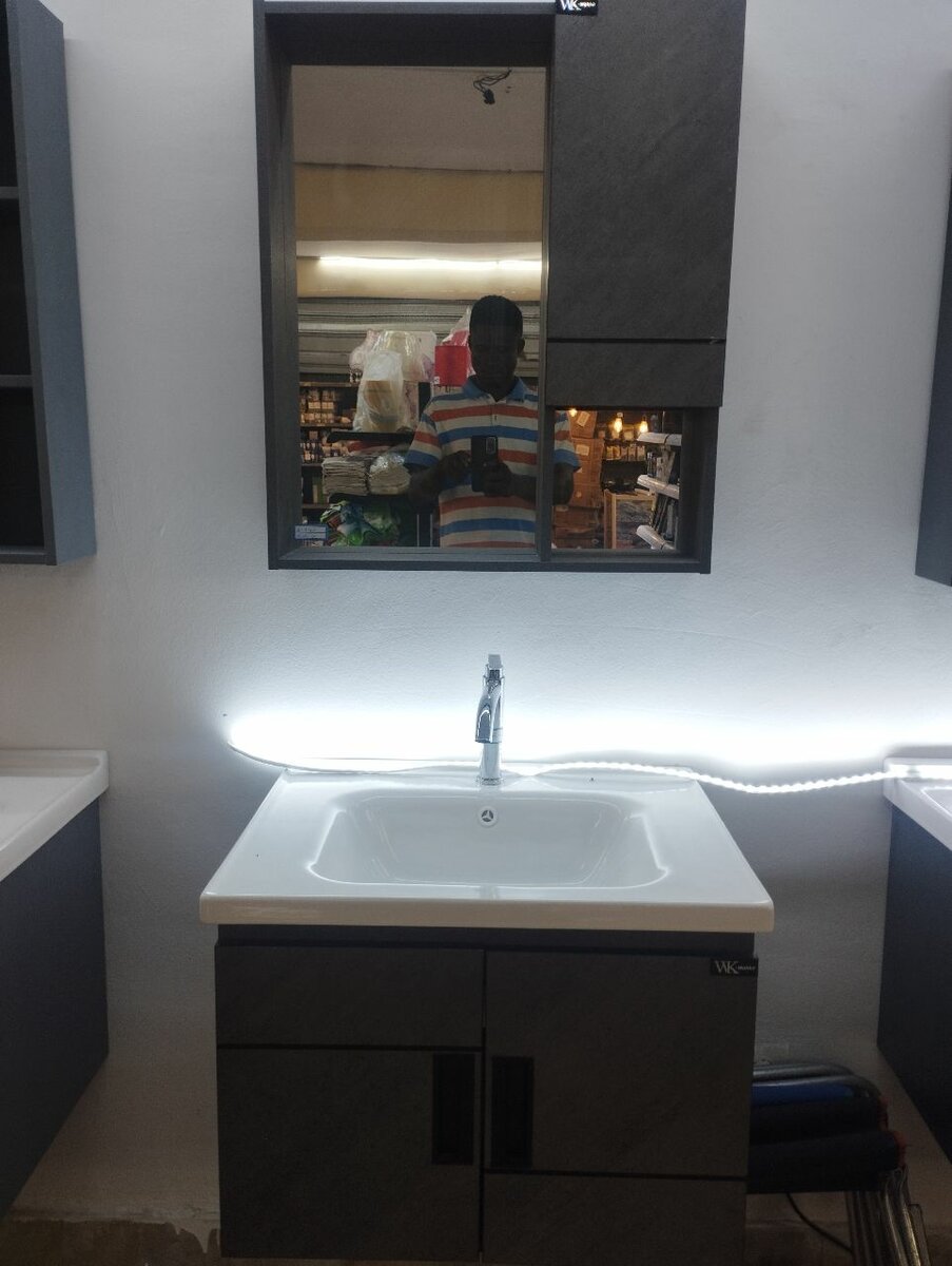 Armoire de salle de bain moderne