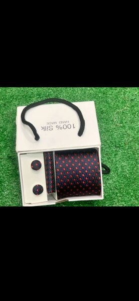 Cravate en soie avec boutons