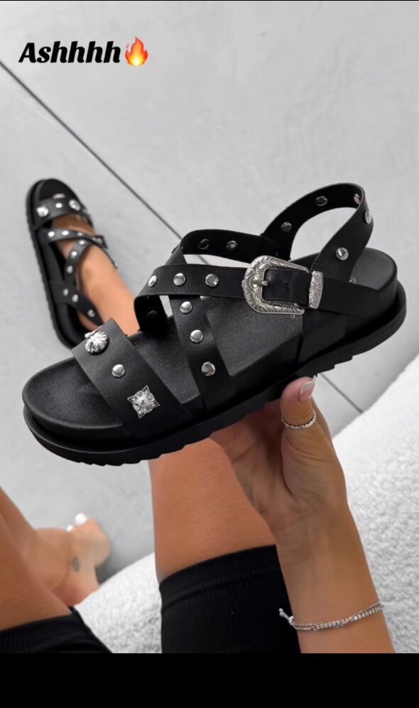 Sandales Noires Cloutées Élégantes