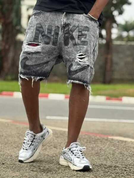 Shorts en jeans déchirés pour homme