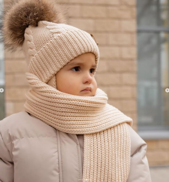 Шапочка коса с натуральным съемным помпоном енота .