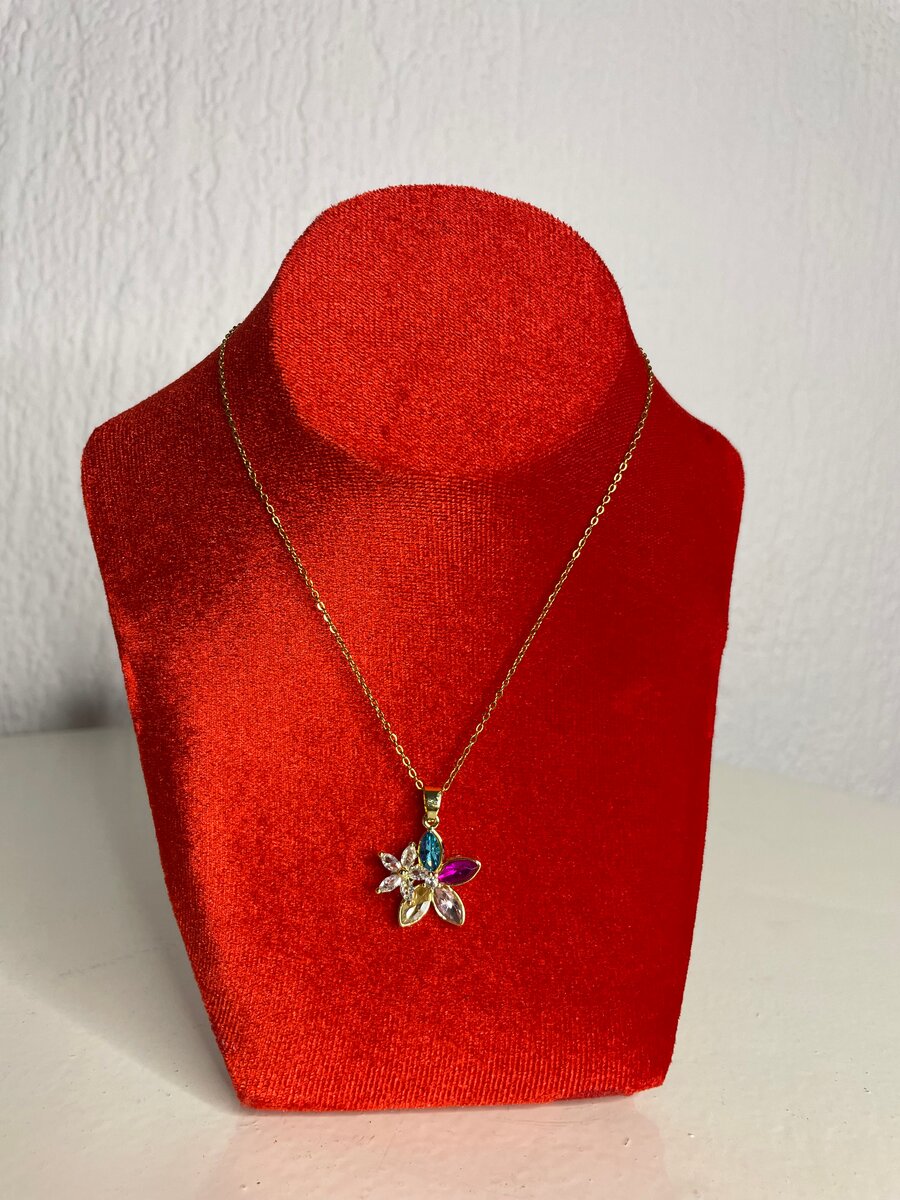 Colliers avec pendentifs floraux