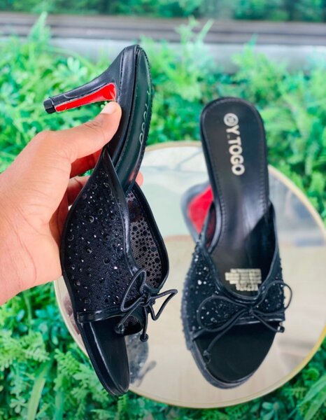 Mules noires élégantes Y Togo