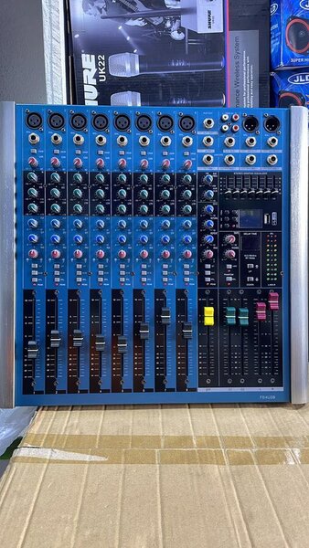 8 pixel Yamaha mixer