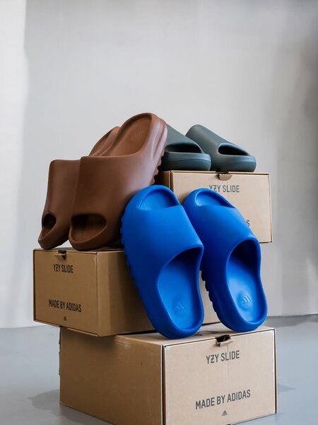 YEEZY SLIDES