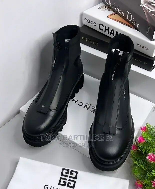 Bottes noires en cuir chic