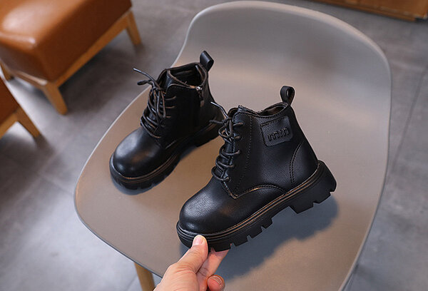 Bottes enfant en cuir élégantes